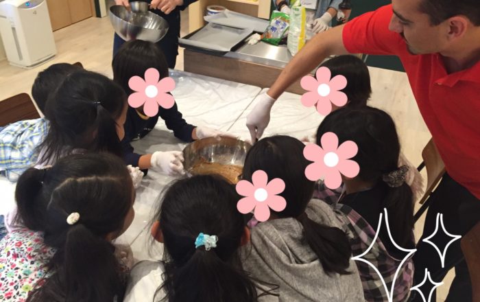 外は雨。室内では良い香りが、、、今日はクッキーづくりです！