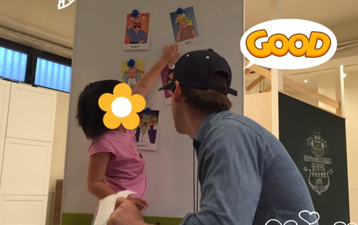 音楽を聞いて感じたことを絵と言葉で発表。練習した「形容詞」をうまく使って表現できたでしょうか?