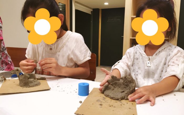 ビジター生徒さん(体験生徒)も混じって、砂を使って何を作るのでしょうか?夏のビーチでつくるものと言えば?