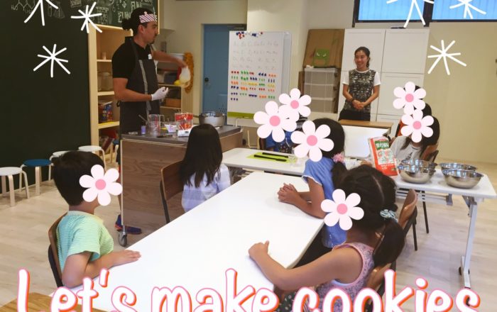 チームに分かれてクッキーづくりにチャレンジ！手分けしながら英語でコミュニケーションをとって、完成させよう！