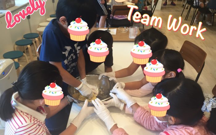 食材、手順を覚えながらクッキー作りに挑戦。自分で作ったクッキーは格別の味？