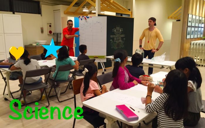 今日は理系科目が目白押し!英語で算数や化学実験でこれは水に「浮く?」「沈む?」