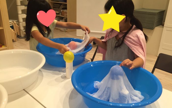 送迎バスの中でも楽しいレッスン！とハロウィン用のゴースト作りに挑戦。