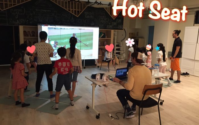 ビジターの生徒さんも混じって、Hot seatにチャレンジ!みんなで一緒に楽しもう!