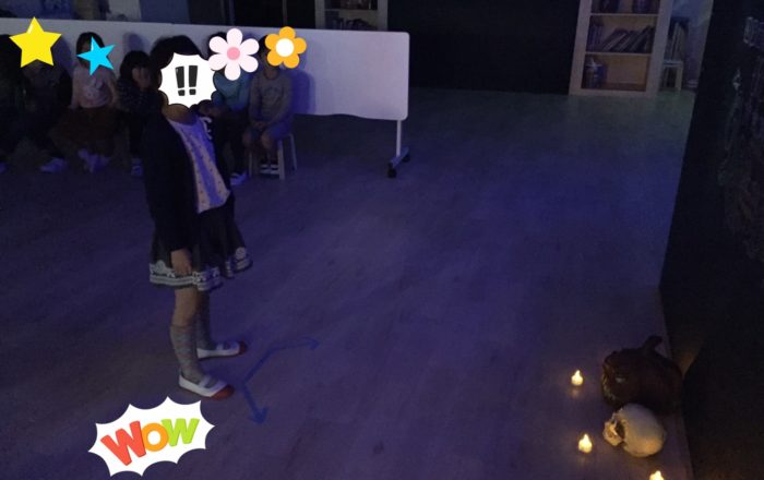 スクールが真っ暗になって、ハロウィンナイト！！「Trick or Treat」のチャレンジでお菓子をゲットしよう！