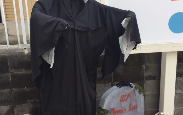 体験の生徒さんも参加してのゲーム。そしてスクール前にはミイラが出現！？