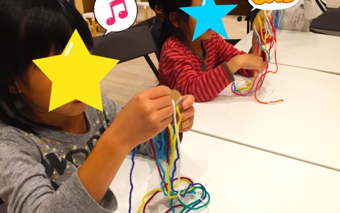 7本のカラフルな毛糸で、おしゃれなブレスレット作り！