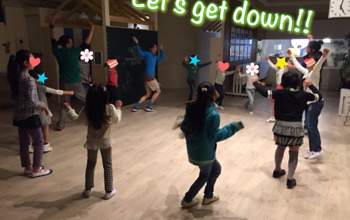 掛け声に合わせ、輪になってダンス大会！