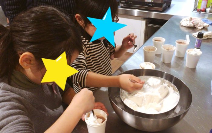 スナックタイム＝「友達同士での簡単な会話」／「ほっ」と一息ホットチョコ