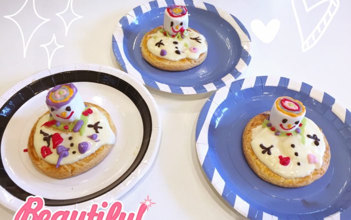 “トロけるスノーマンクッキー”作り、オリジナルデコレーションに挑戦！