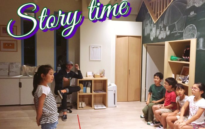 発音も一から身につけよう。ストーリータイムでは堂々と発表も！