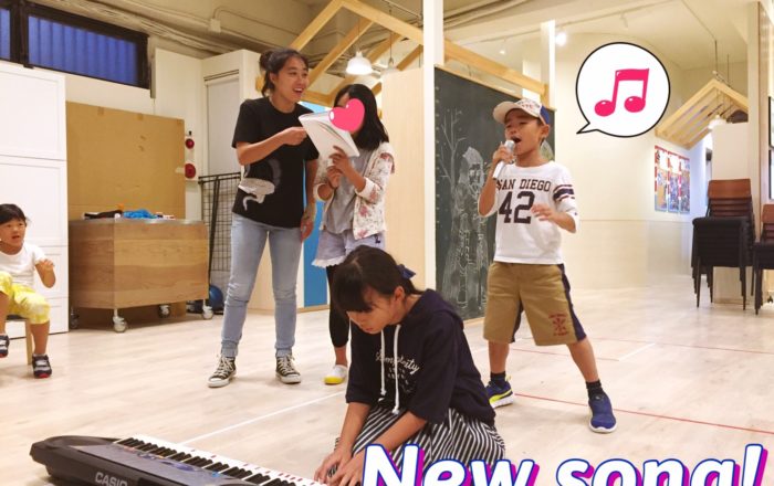 リズムをとりながら、新しい曲に挑戦!