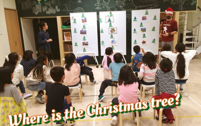 場所と前置詞の単語をつかって、クリスマスツリーの場所を表現しよう！