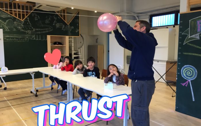 どっちの風船が遠くまで飛ぶかな？