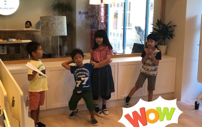 誰の紙ひこうきが一番飛ぶかな？