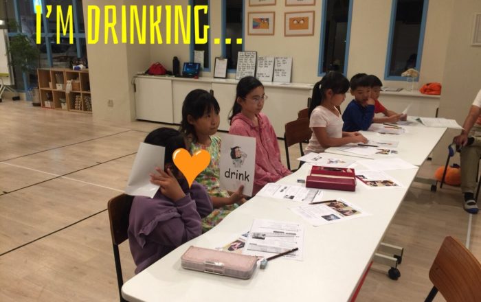 金曜のナイトコースは文法をベースに会話をしながら身につけます。