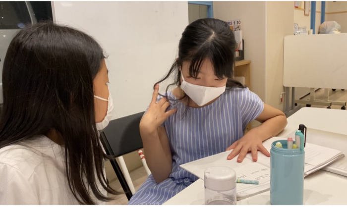 上級ナイトコースでは、プレゼンやディベートを行います。