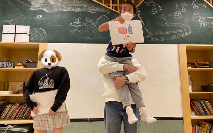 【青葉校】コーンを押しながら英語を覚えよう！