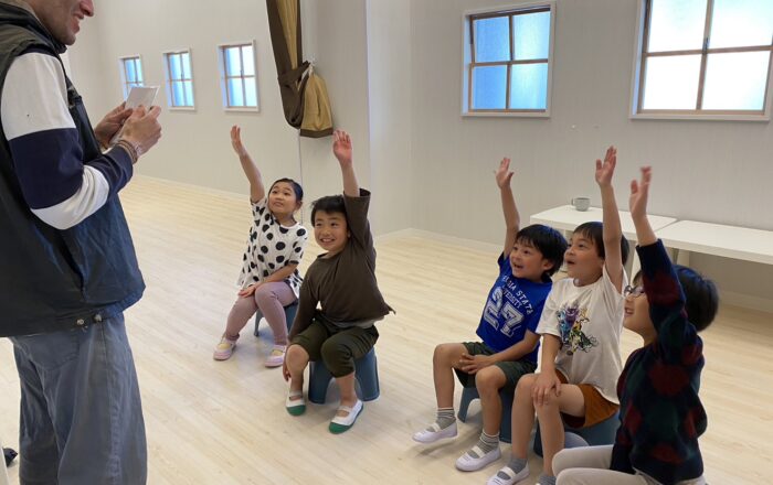 【都筑校】段ボールレースをしながら英語の勉強です!