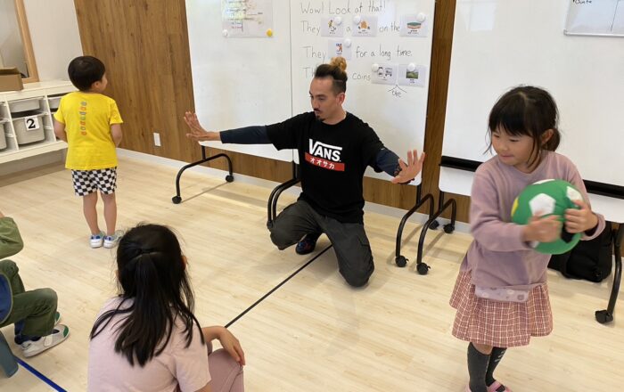 【都筑校】素早く答えてボールを当てよう!Face Off ゲーム♪