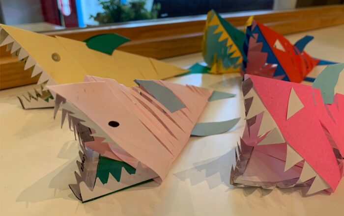 【青葉校】クネクネ動くカラフルなサメたち