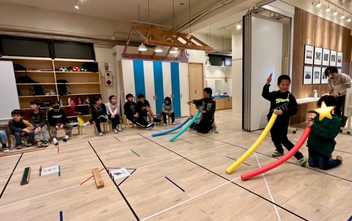 【青葉校】ビー玉でつみきを倒せ！単語ゲームが盛り上がりました♪