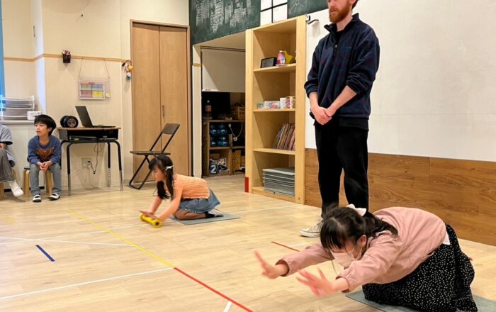 【青葉校】バトンを使って相手陣地にコーンをプッシュ！