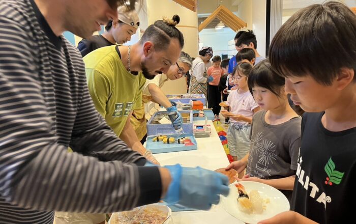 【青葉校】みんなで食べるすしはより美味しいね😋