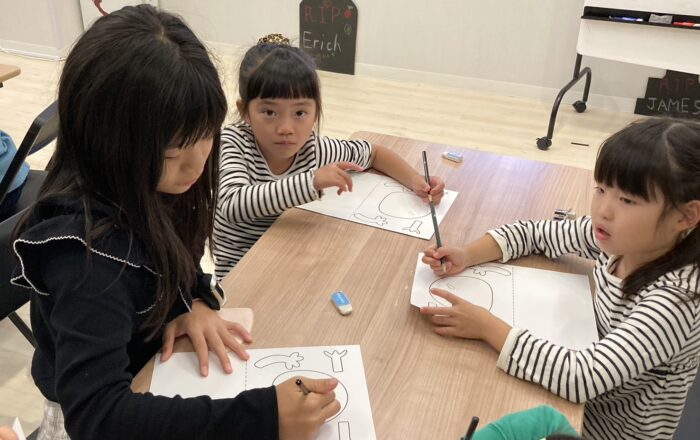 【都筑校】ハロウィンが近いね～！モンスターでも描くか！