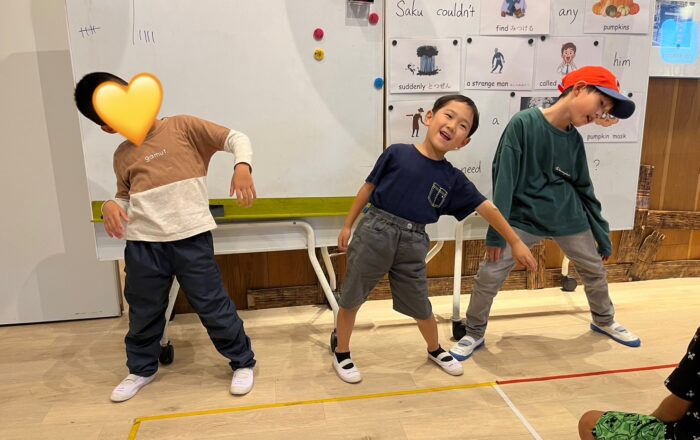 【青葉校】10月のストーリー”The Stranger”(見知らぬ男)を練習しよう♪